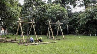 Obra de construção de uma área de lazer para crianças, com brinquedos de eucalipto. Bosque Portugal - Jardim Social. Curitiba, 18/04/2022. Foto: Hully Paiva/SMCS